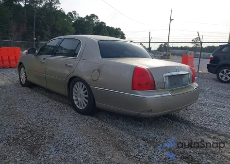 2003 Lincoln Town Car Signature from USA, damaged, VIN 1LNHM82WX3Y700391